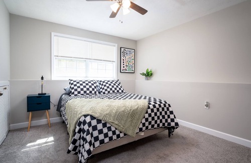 Bowie Casa | Cozy Trendy Bowie 1 Bedroom Basement Getaway Suite