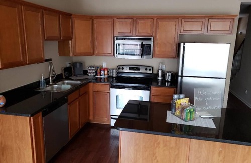 Macomb Casa | Cozy Tri-level Townhouse - 3 min from Outdoor Mall at Partridge Creek