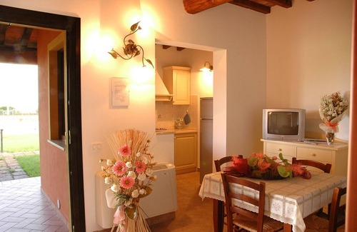 Scarlino Scalo Apartamento | Cozy Tuscan apartment with pool by the sea!
