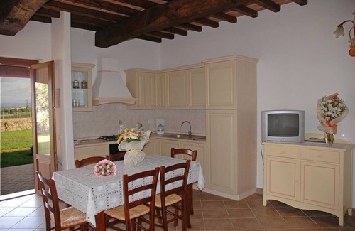 Scarlino Scalo Apartamento | Cozy Tuscan apartment with pool by the sea!