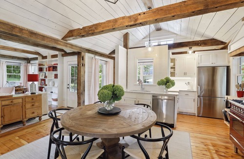 Wayzata Casa | Cozy two-bedroom cottage - five minutes walk to Wayzata and Lake Minnetonka