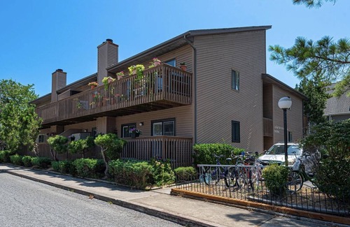 Caine Woods Condominio | Cozy Two bedroom/ two bath - short walk to the beach and Fenwick Island.
