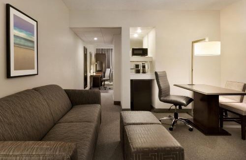 Boca Raton Apartamento | Cozy Two Room Suite with Modern Touches and Pool