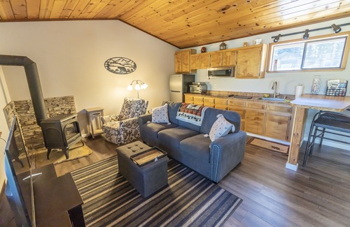 Tahoe Keys Cabina | Cozy unit, near the "Y." One minute walk to Tahoe Lagoon and forest trails!