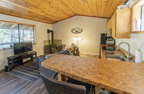 Tahoe Keys Cabina | Cozy unit, near the "Y." One minute walk to Tahoe Lagoon and forest trails!