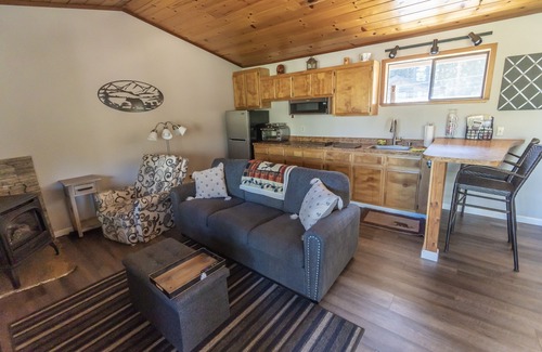 Tahoe Keys Cabina | Cozy unit, near the "Y." One minute walk to Tahoe Lagoon and forest trails!