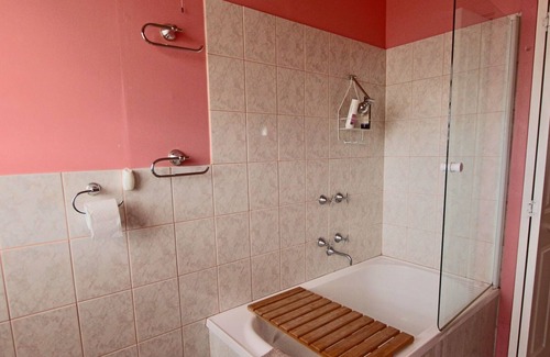 Lakes Entrance Casa | Cozy Unit with pool just outside and fireplace 2mins drive to beach or town