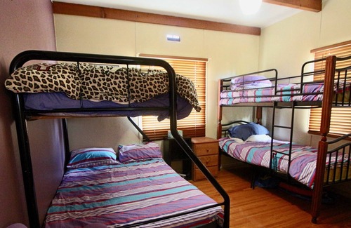 Lakes Entrance Casa | Cozy Unit with pool just outside and fireplace 2mins drive to beach or town