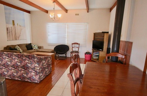 Lakes Entrance Casa | Cozy Unit with pool just outside and fireplace 2mins drive to beach or town