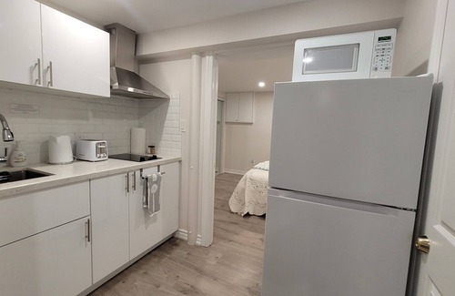 The Peanut Apartamento | Cozy Unit with Private Kitchen & Bathroom near Seneca / Fairview Mall