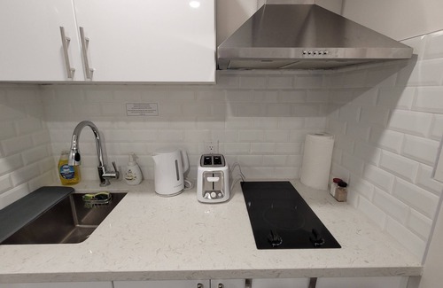 The Peanut Apartamento | Cozy Unit with Private Kitchen & Bathroom near Seneca / Fairview Mall