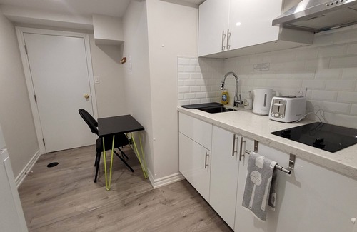 The Peanut Apartamento | Cozy Unit with Private Kitchen & Bathroom near Seneca / Fairview Mall