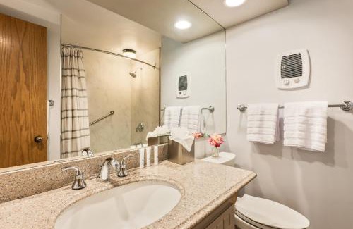 Beaver Creek Apartamento | Cozy up in this Scenic 2BR Retreat Steps from Trails, Lifts & Village Dining