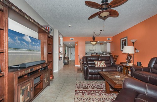 New Smyrna Beach Apartamento | Cozy up in this gorgeous coastal themed 32 condo with views of the estuary OW10-303