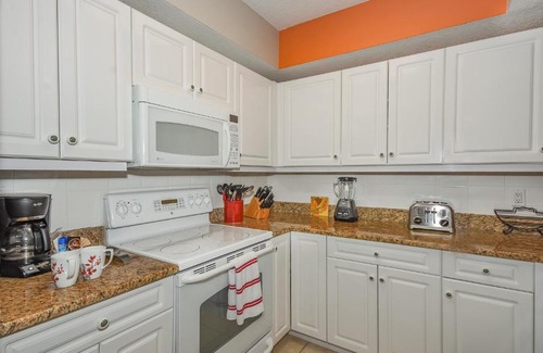 New Smyrna Beach Apartamento | Cozy up in this gorgeous coastal themed 32 condo with views of the estuary OW10-303