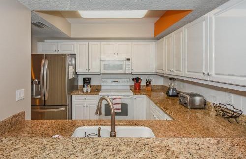 New Smyrna Beach Apartamento | Cozy up in this gorgeous coastal themed 32 condo with views of the estuary OW10-303