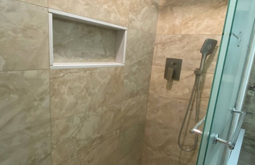 Kiamesha Lake Casa | Acogedor hasta cerca del lago Kimesha! (Jacuzzi y mesa de billar)