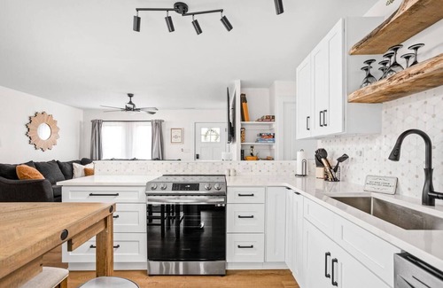 Noblesville Apartamento | Cozy 3 Bedroom Bungalow in Noblesville-NEWLY REMODELED