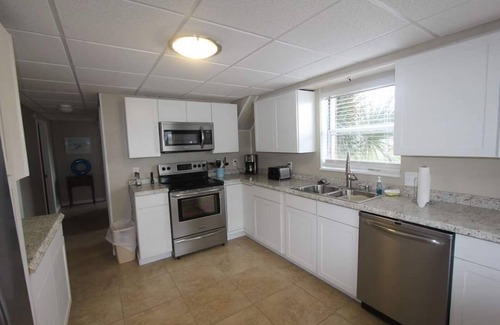 Fernandina Beach Cabaña | Cozy updated cottage located downstairs and Steps away from beach access 9N.