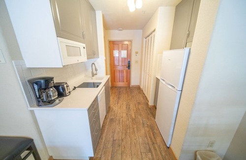 Mountain House Condominio | Condominio de estudio grande, ya sea solo un viaje rápido en autobús o una caminata más larga a River Run Village. Este estudio tiene capacidad para 5 personas con una cama king, un sofá cama y una litera individual. Disfrute de la piscina cubierta y e...