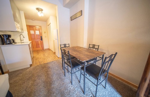 Mountain House Condominio | Condominio de estudio grande, ya sea solo un viaje rápido en autobús o una caminata más larga a River Run Village. Este estudio tiene capacidad para 5 personas con una cama king, un sofá cama y una litera individual. Disfrute de la piscina cubierta y e...