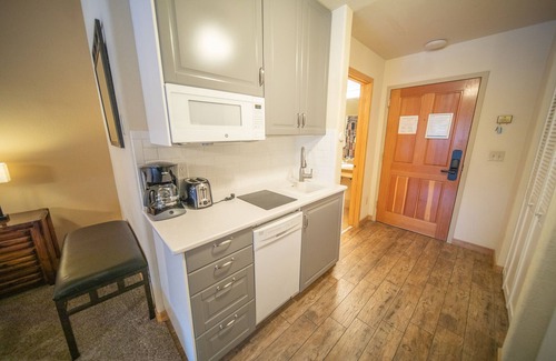 Mountain House Condominio | Condominio de estudio grande, ya sea solo un viaje rápido en autobús o una caminata más larga a River Run Village. Este estudio tiene capacidad para 5 personas con una cama king, un sofá cama y una litera individual. Disfrute de la piscina cubierta y e...