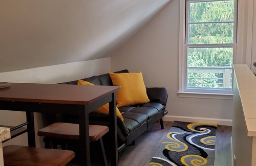 Sharon Apartamento | Cozy Upper Cottage - 1 Bdrm, 1 Bath upper level apartment with private entrance.