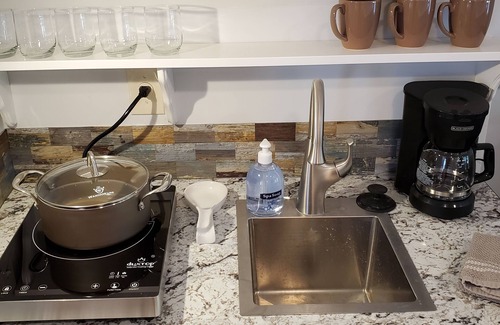 Sharon Apartamento | Cozy Upper Cottage - 1 Bdrm, 1 Bath upper level apartment with private entrance.