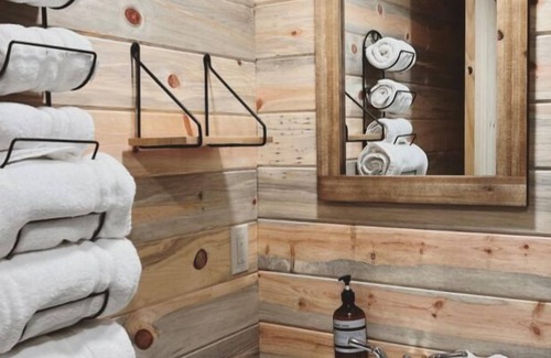 Forks Cabina | Cozy + Upscale Cabin in the Woods-2 Queen Beds