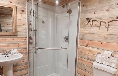 Forks Cabina | Cozy + Upscale Cabin in the Woods-2 Queen Beds