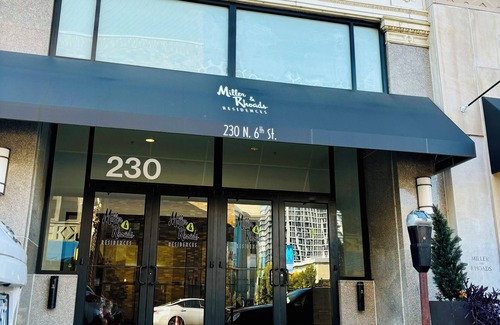 City Center Condominio | cozy urban condo-free garage parking & upscale hotel amenities