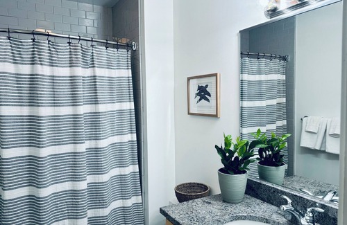 City Center Condominio | cozy urban condo-free garage parking & upscale hotel amenities