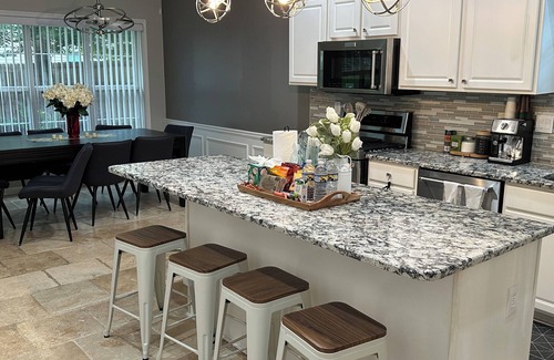 Lilburn Casa | Cozy Urban Getaway/All KING Beds/ Spacious