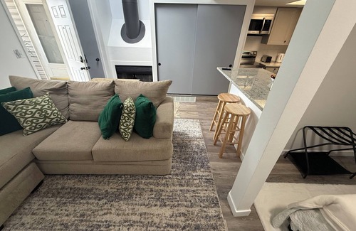 Federal Heights Condominio | Cozy Urban Retreat – Close to Downtown, Free Parking!