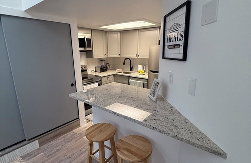 Federal Heights Condominio | Cozy Urban Retreat – Close to Downtown, Free Parking!