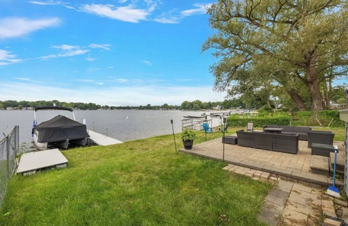 Drayton Plains Casa | Cozy, Lake Front Home & Near Ski Resort