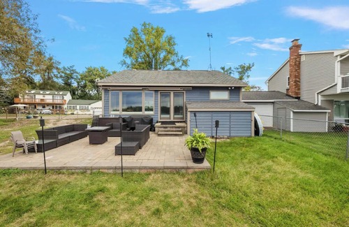 Drayton Plains Casa | Cozy, Lake Front Home & Near Ski Resort