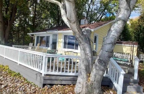 Haslett Cabaña | Cozy cottage on the lake!