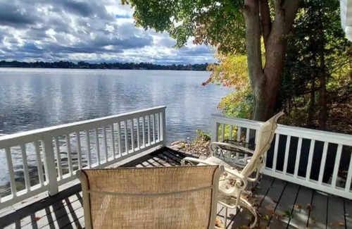 Haslett Cabaña | Cozy cottage on the lake!