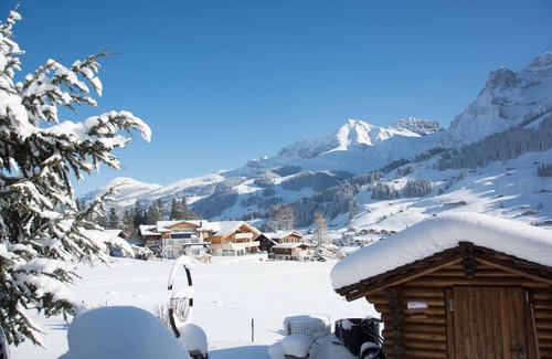 Adelboden Apartamento | Acogedor apartamento para 2 personas, justo en la pista de esquí "Chuenisbergli".