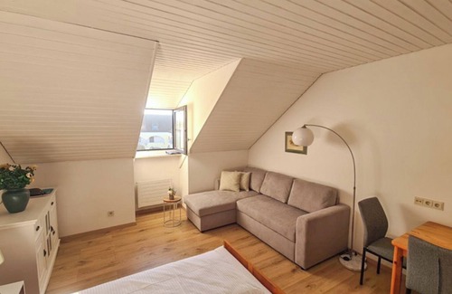 Kirchham Apartamento | Cozy vacation apartment with sofa bed and fully equipped kitchenette.