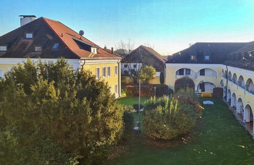 Kirchham Apartamento | Cozy vacation apartment with sofa bed and fully equipped kitchenette.