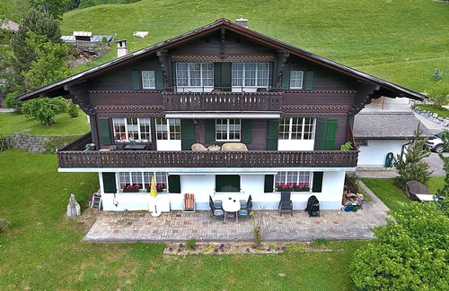 Saanen Apartamento | Cozy vacation apartment in a genuine Saanenland châlet