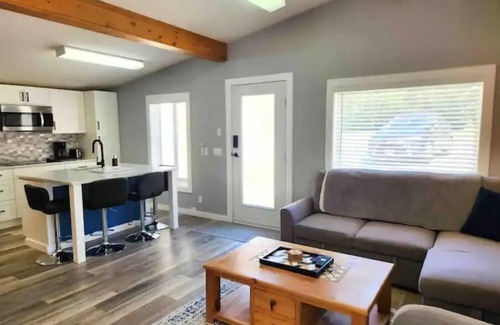 Christina Lake Casa | Cozy Vacation House with BBQ, fireplace and patio