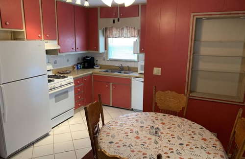 Lumberton Casa | Cozy Vacation Home, Jacuzzi Tub, Fenced Backyard