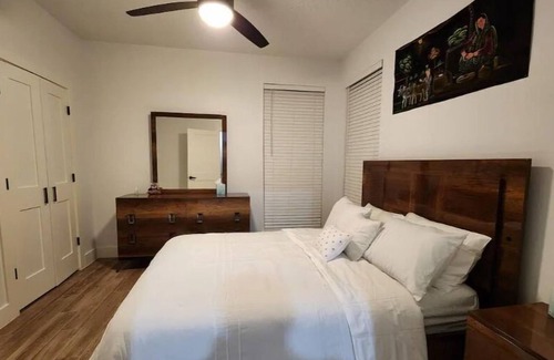Tomball Casa | Cozy Victorian house. Pet friendly