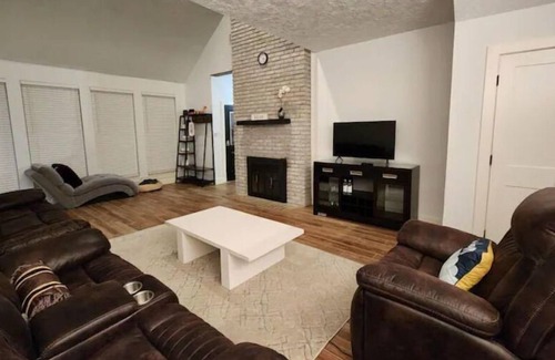 Tomball Casa | Cozy Victorian house. Pet friendly