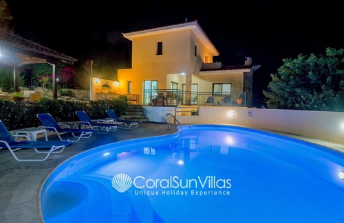 Pegeia Villa | Acogedora villa de 2 dormitorios, ubicación privilegiada Coral Bay, gran piscina, jacuzzi / sauna, tenis de mesa