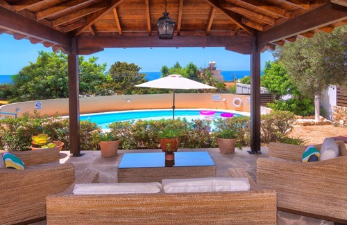 Pegeia Villa | Acogedora villa de 2 dormitorios, ubicación privilegiada Coral Bay, gran piscina, jacuzzi / sauna, tenis de mesa