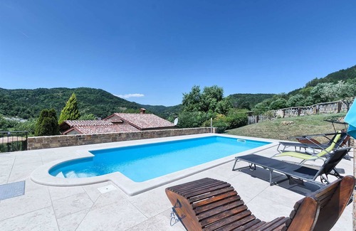Gologoricki Dol Villa | Acogedora villa con piscina rodeada de naturaleza
